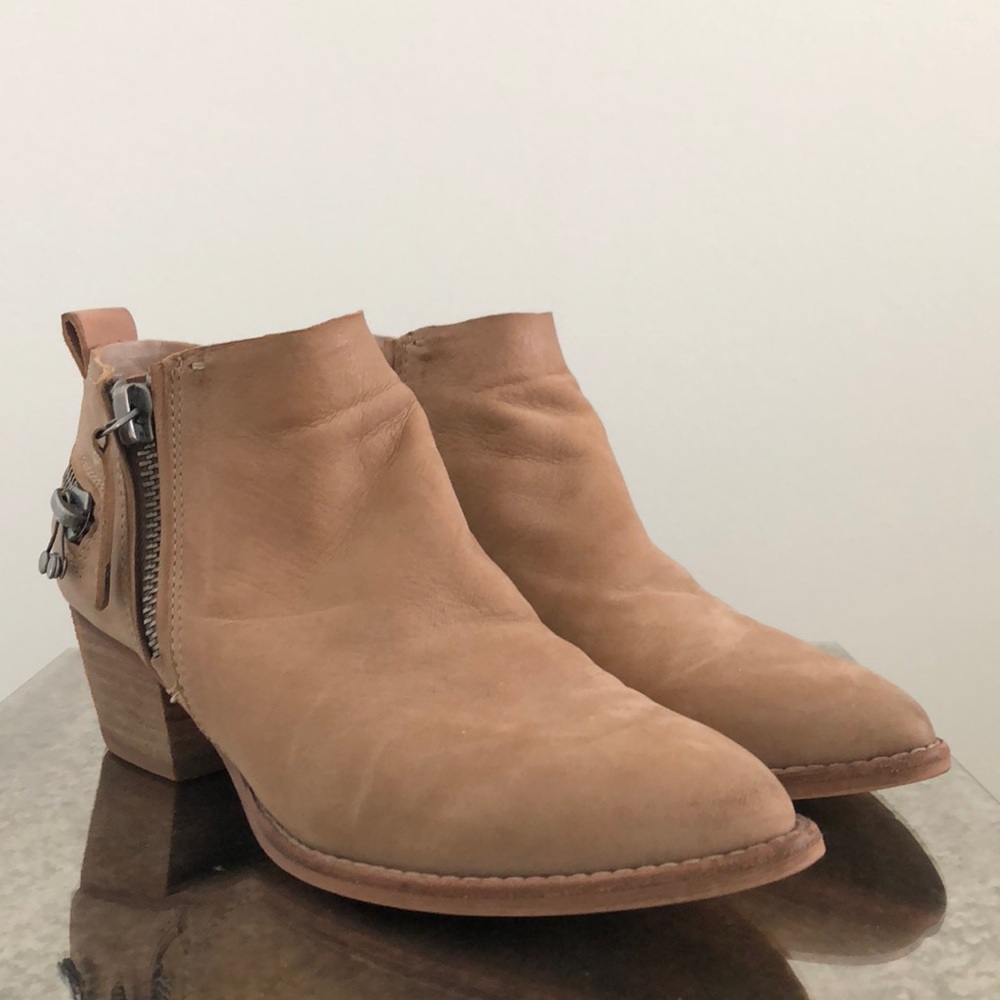 Dolce Vita cowboy look ankle boot with side zips